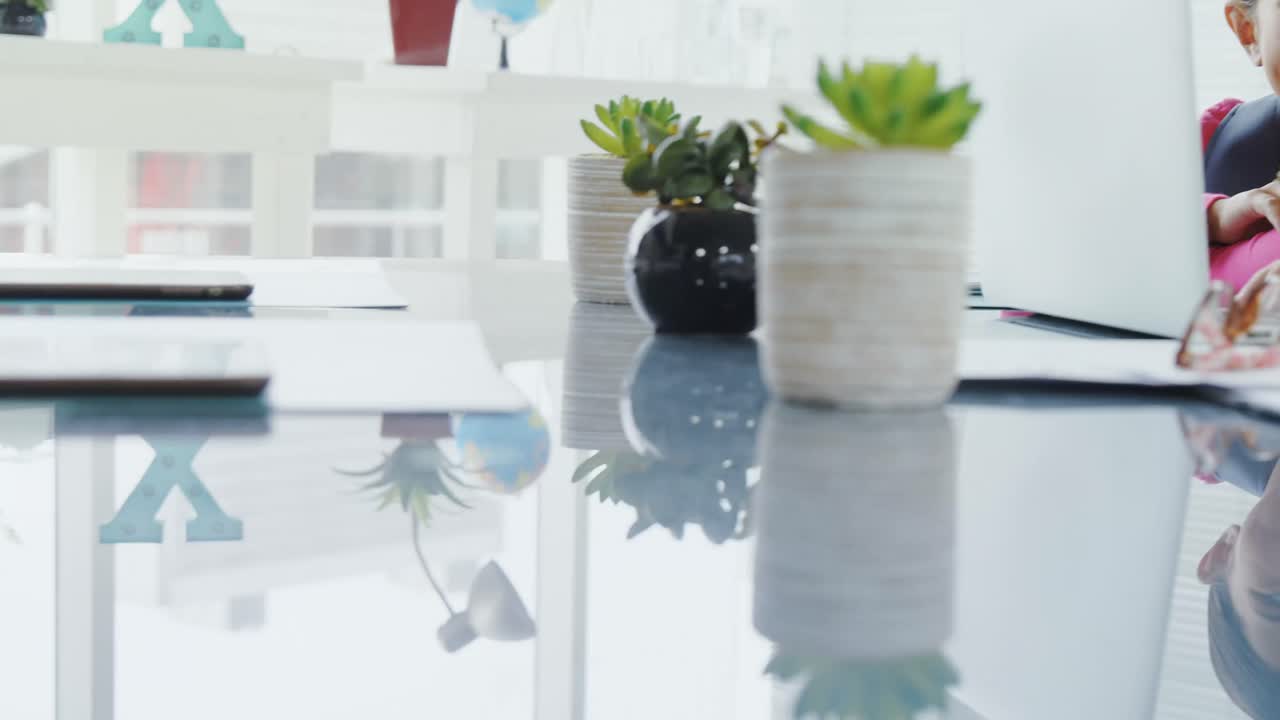 사무실에서 노트북으로 일하는 임원 소녀 4k 4k