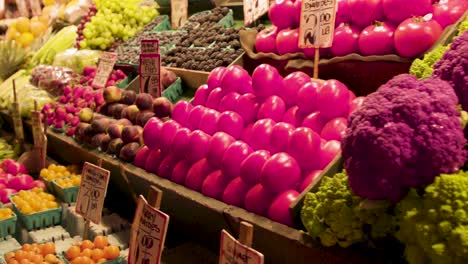 Panorámica-Sobre-La-Comida-En-Un-Mercado