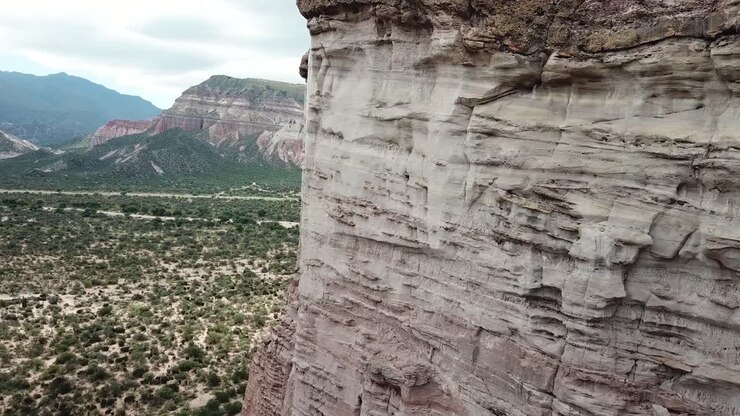 Incredibili formazioni rocciose a picco e scogliere nel Parco Nazionale di Talampaya, Argentina, vista aerea