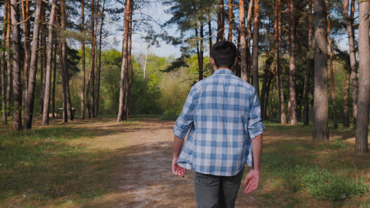 Homem caminhando pela floresta