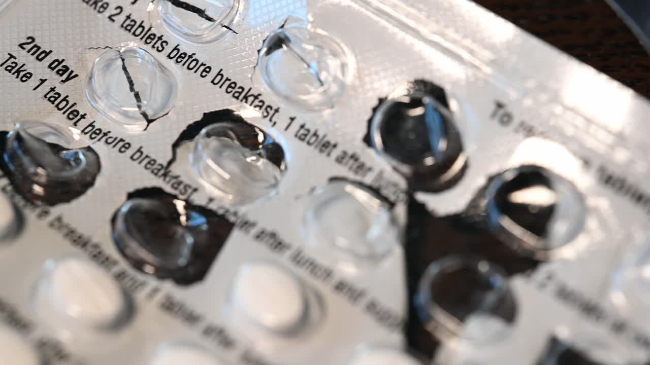 covid-19에 대해 처방된 정제 위로 느린 매크로 슬라이드