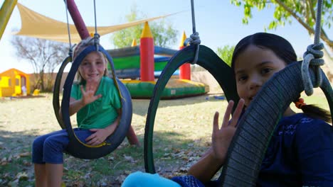 niños jugando en el patio de recreo 4k