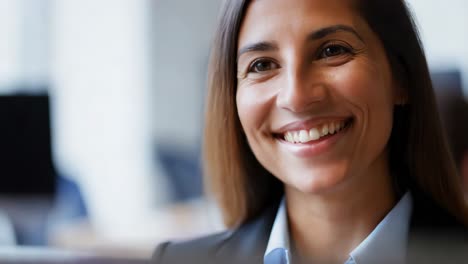 mujer de negocios sonriente en la oficina