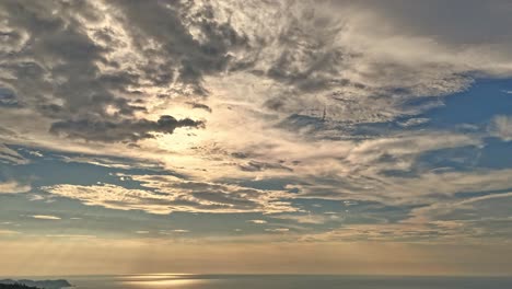 el lapso de tiempo de las nubes en movimiento en el cielo azul sobre el océano