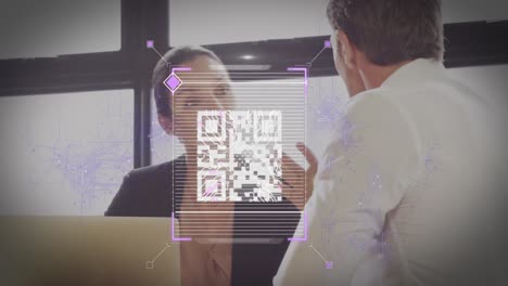 animación del código qr sobre empresarios caucásicos que trabajan