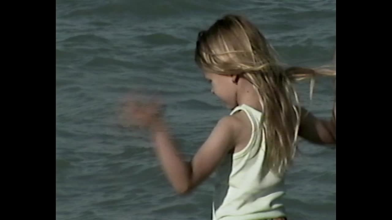 해변에서 놀고 있는 소녀