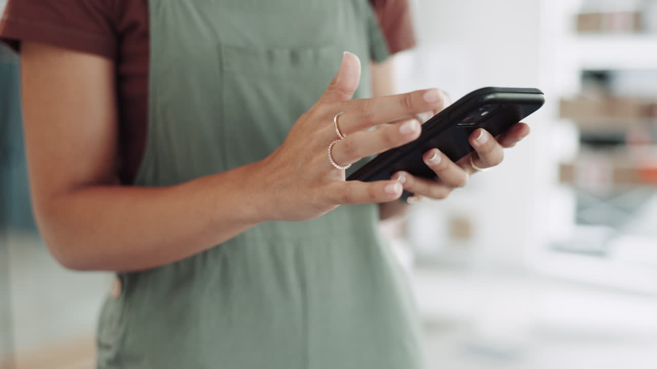 primer plano, manos y mujer con teléfono inteligente