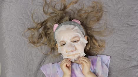 Niña-Adolescente-Aplicando-Mascarilla-Facial-Hidratante.-Niño-Niño-Cuida-La-Piel-Con-Mascarilla-Facial-Cosmética