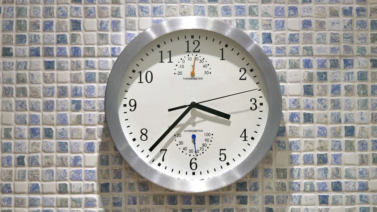 vídeo hipnótico de lapso de tiempo con aceleración en el sentido de las agujas del reloj - flujo de tiempo - concepto filosófico