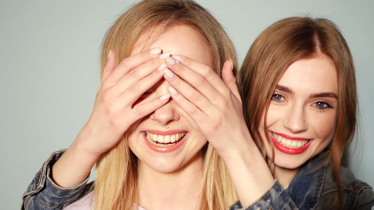 두 친구 가 놀라운 게임 을 하고 있다