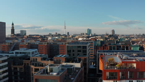 Edificios-De-Apartamentos-En-El-Centro-Urbano-Moderno-De-La-Ciudad-De-Hamburgo-Con-La-Torre-De-Televisión-Heinrich-Hertz-En-El-Fondo