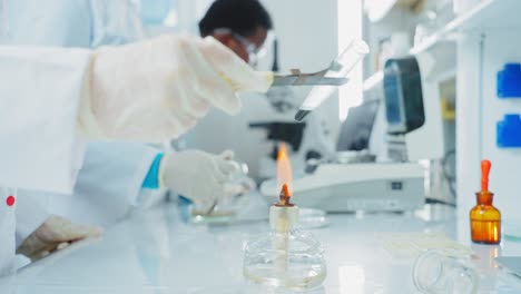 científicos que llevan a cabo experimentos en un laboratorio