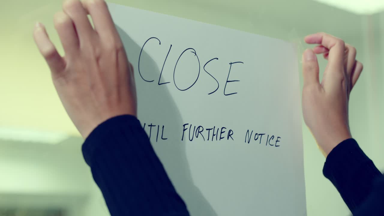 팬데믹과 사회적 거리두기 규제로 인한 경기침체로 소상공인은 문을 닫아야 한다 - 슬라이딩 뷰