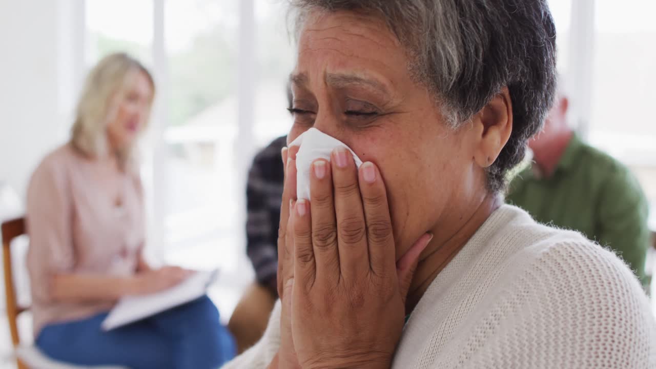 집 에서 치료 대화 를 하는 원 에 앉아 있는 두 명 의 다양한 노인 부부