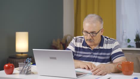 Anciano-Trabajador-De-Oficina-En-Casa-Pensando-Con-Preocupación.