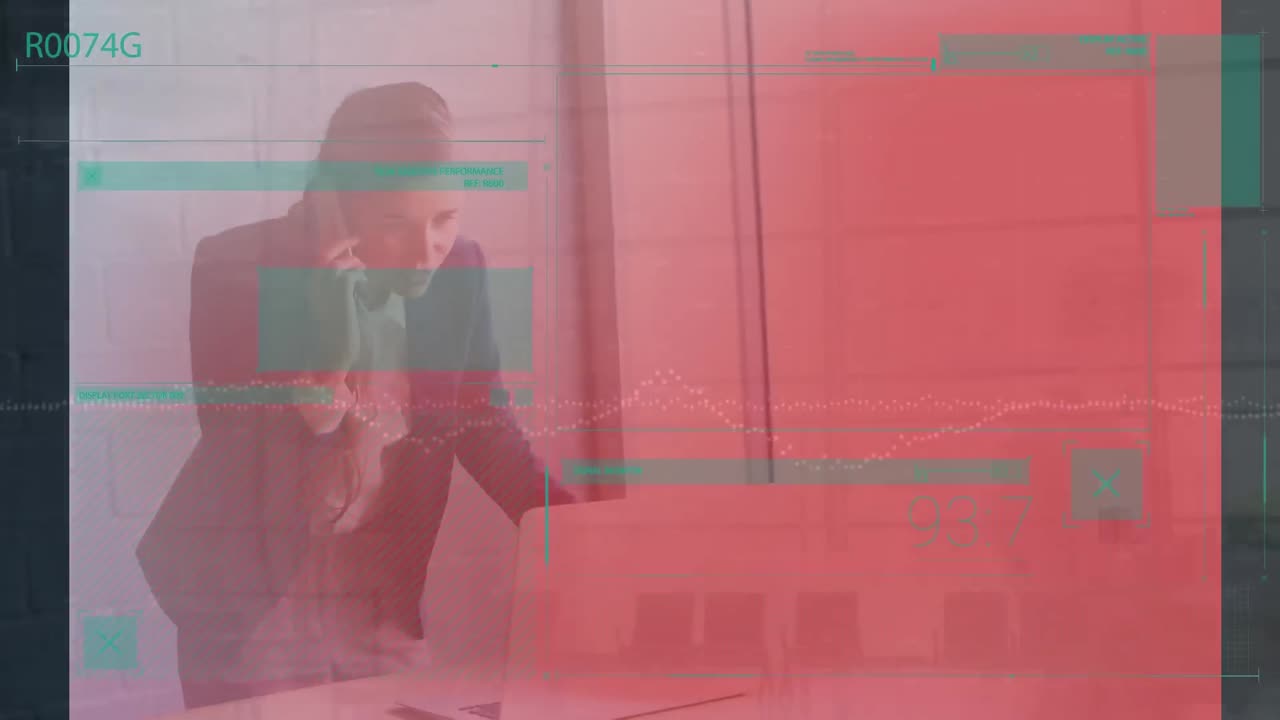 animación de gráficos y mujer de negocios caucásica hablando por teléfono en el lapso de tiempo de la gente caminando.