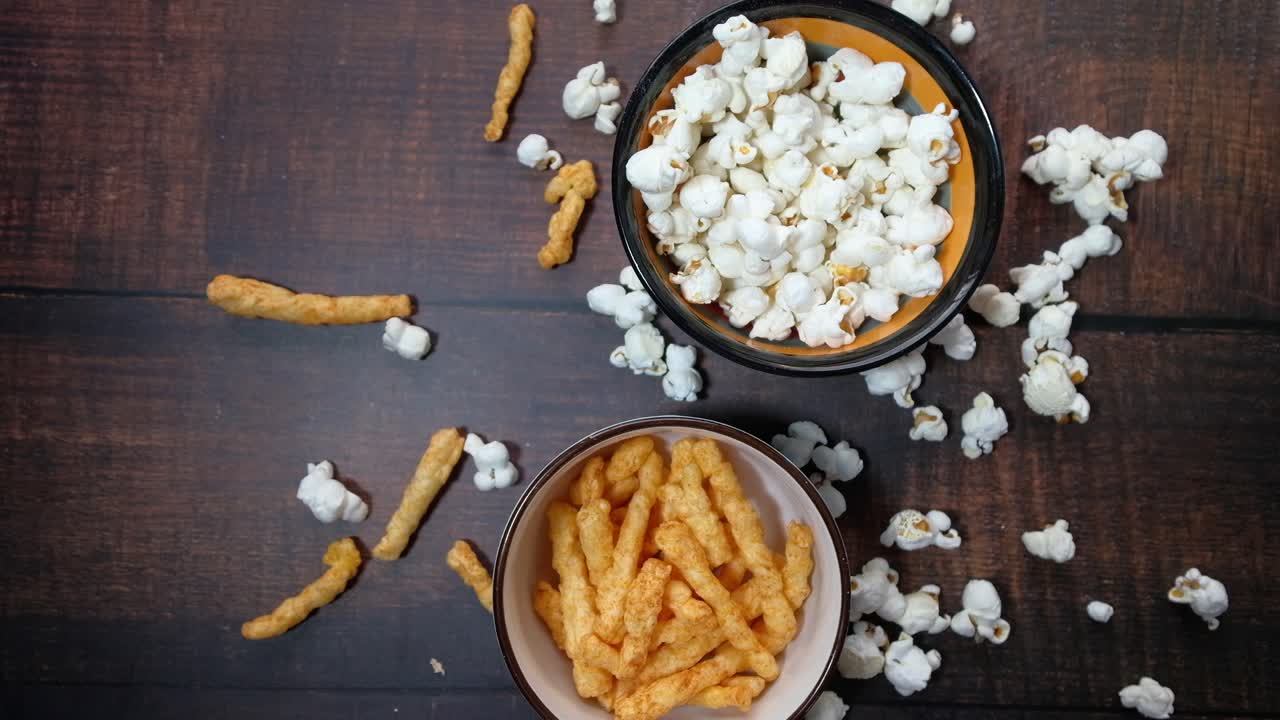 palomitas de maíz y bocadillos crujientes en una mesa de madera