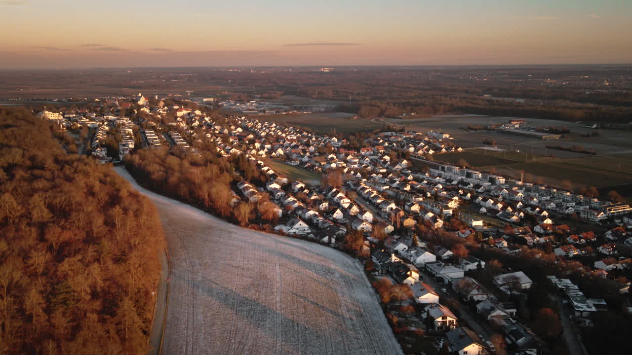 Luftaufnahme einer winterlichen Dorflandschaft zur goldenen Stunde
