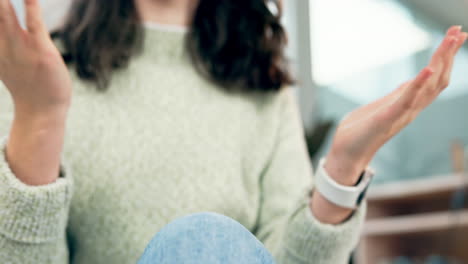 ansiedad, manos y mujer en la oficina de asesoramiento