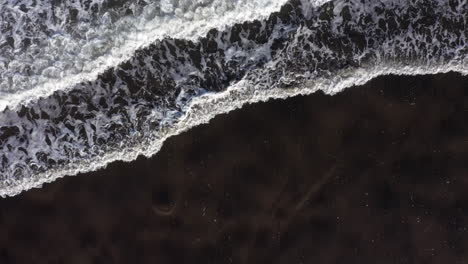 Volando-Sobre-La-Costa-De-Arena-Negra-Con-Olas-Rompiendo-Whatipu-Beach,-Huia-Reserve,-Nz