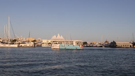 los barcos se mueven a través de una escena de marina tranquila