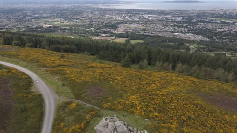 Drohnenschuss,-Der-Die-Stadt-Dublin-Von-Den-Bergen-Aus-Enthüllt