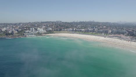 Vista-Panorámica-Aérea-De-La-Playa-De-Bondi-Con-Nubes-Nubladas-Rodando-Sobre-El-Paisaje-Marino-En-Sydney,-Australia