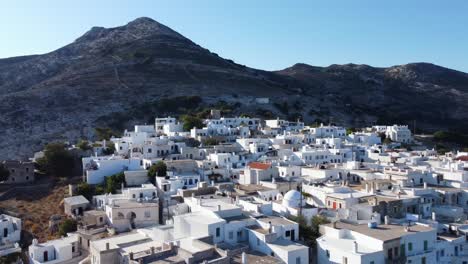 Naxos,-Griechenland,-Luftaufnahme-Traditioneller-Weißer-Dorfhäuser-An-Einem-Schönen-Tag