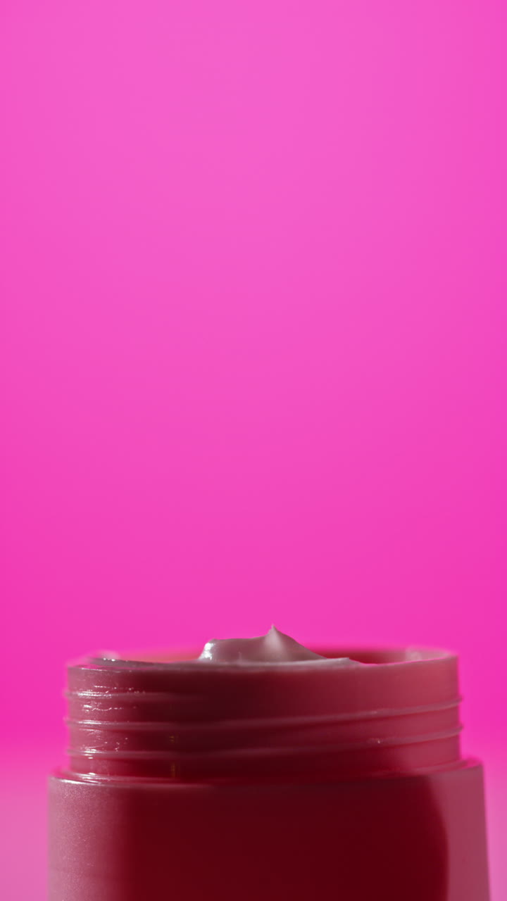 la aplicación de crema facial