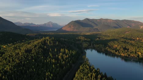 Majestuosas-Montañas-Y-Vasto-Paisaje-Forestal-Del-Lago-Cinco-En-Montana--Toma-Aérea