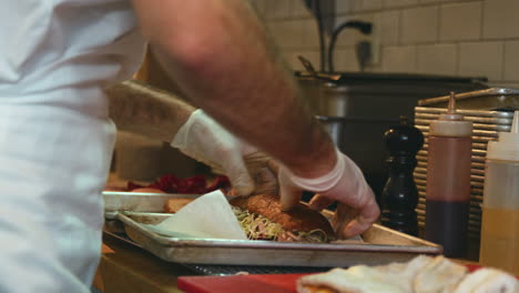 Hombre-En-Una-Charcutería-Preparando-Un-Sándwich,-Cerrar