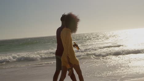 Pareja-Caminando-Juntos-En-La-Playa-4k