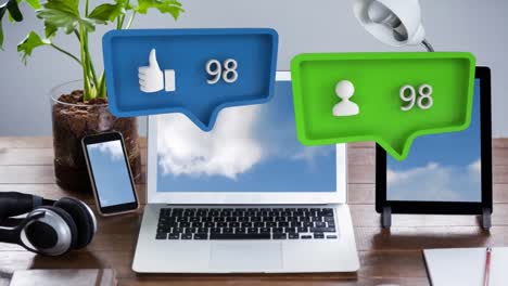 y símbolos de personas y números crecientes en computadoras portátiles, tabletas, teléfonos inteligentes y auriculares en la pestaña