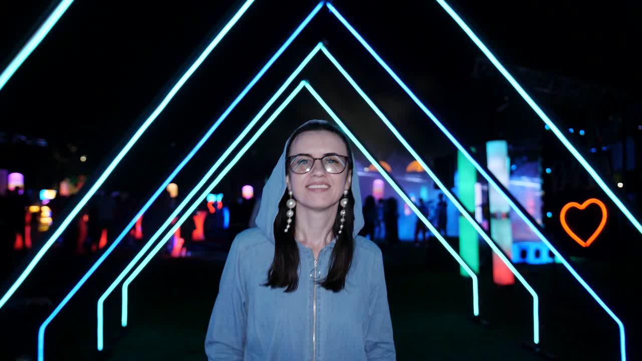 retrato de una chica va a una fiesta de pijama bajo el cielo abierto. fiesta de baile al aire libre. luces de neón y rayos láser.