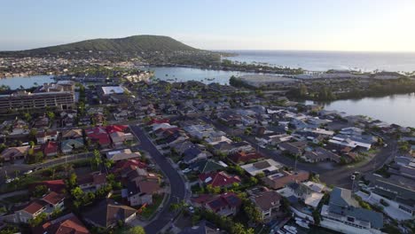 Imágenes-Aéreas-Sobre-Una-Zona-Residencial-Cerca-Del-Este-De-Honolulu,-Hawaii,-En-La-Isla-De-Oahu,-Que-Muestran-Tejados-Coloridos-Dentro-De-La-Comunidad-Isleña.