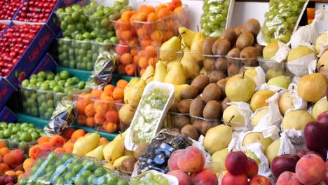 frutas frescas en un puesto de mercado