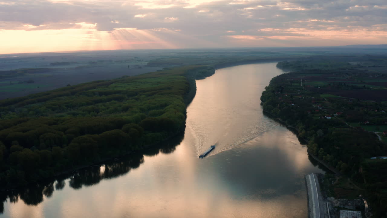 cielo del amanecer sobre el río danubio con barcaza navegando en vukovar, croacia