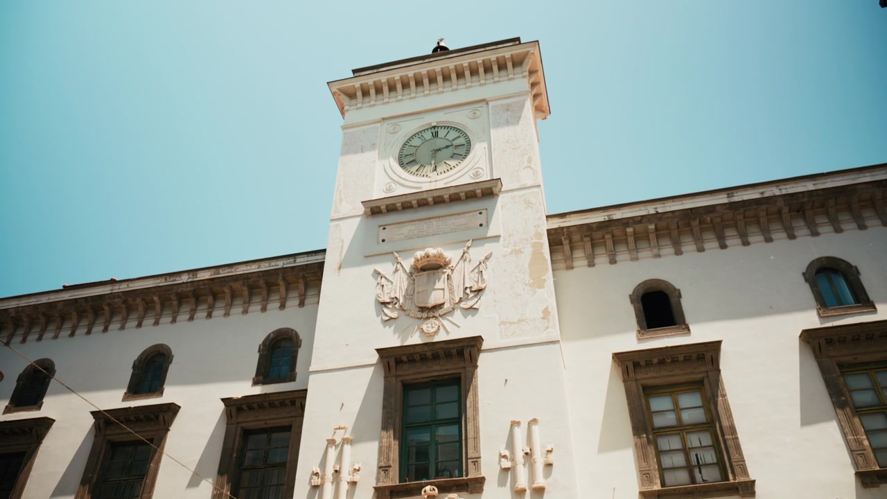 Lo storico Palazzo Castel Capuano a Napoli, con un orologio.
