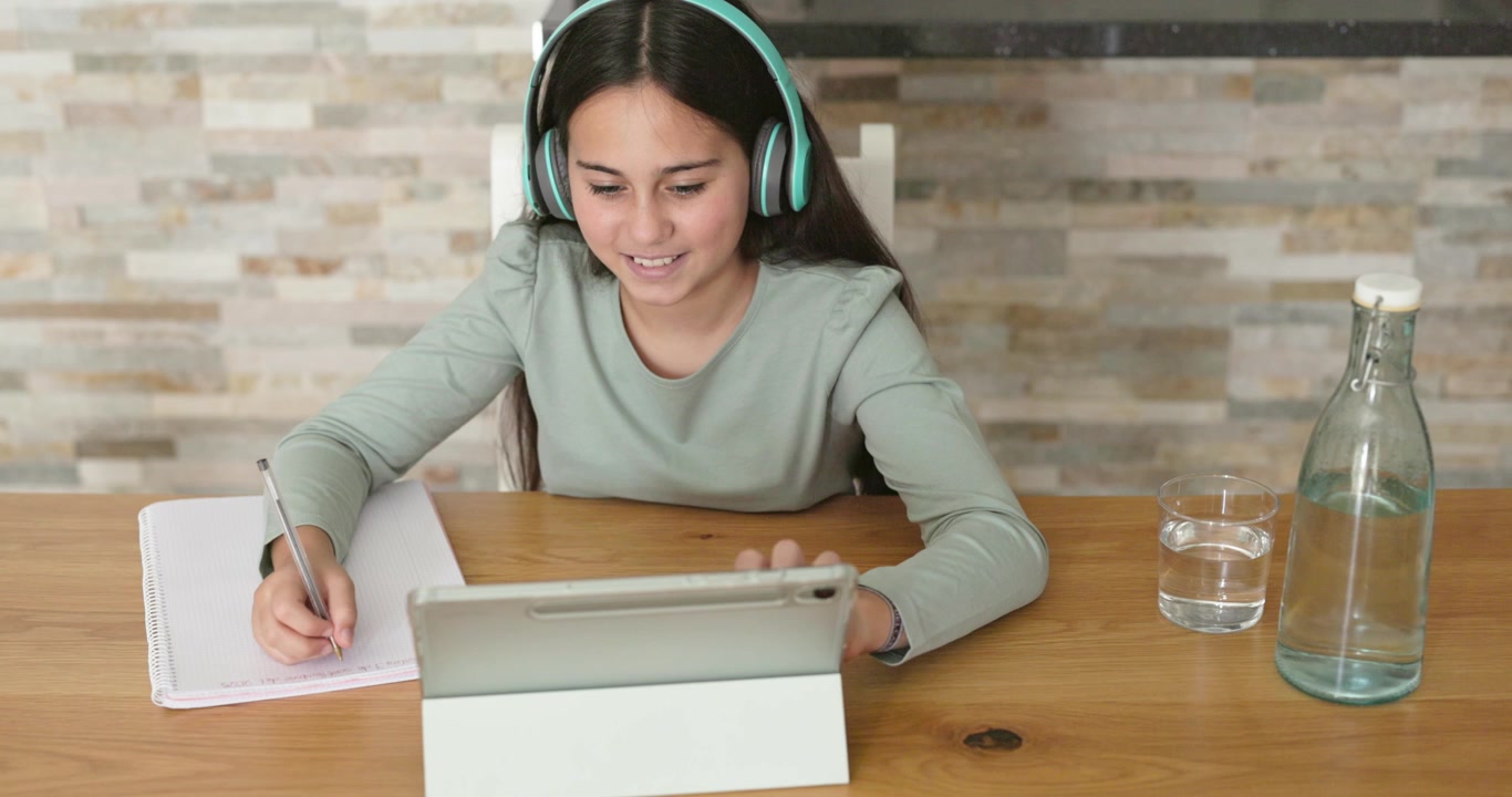 Jovem menina estudando online com tablet e fones de ouvido