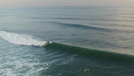 Antenne:-Erstaunliche-Surfer,-Die-Welle-Bei-Sonnenuntergang-In-Mexiko,-Pazifischer-Ozean-Reiten