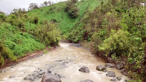 volando río abajo lleno de sedimentos