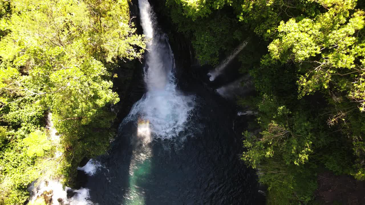 Riprese drone dall'alto della cascata del Trou noir Langevin all'isola della Riunione