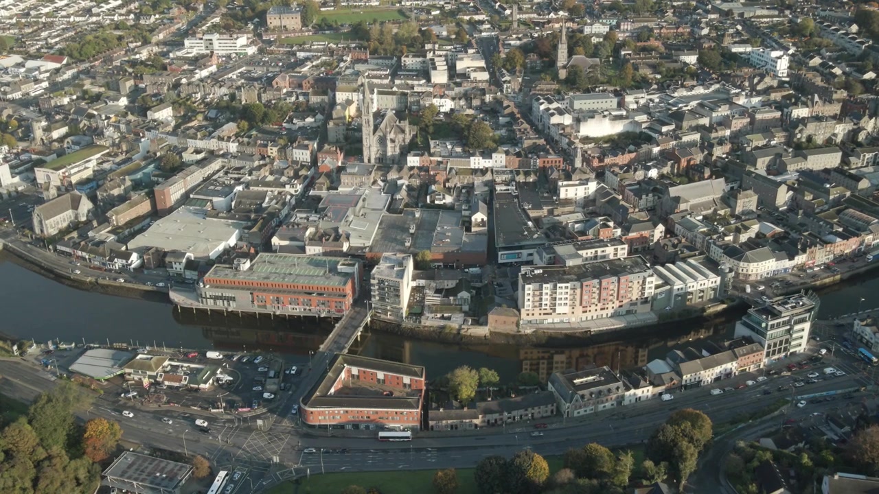 Veduta aerea della città di Drogheda e del fiume Boyne di giorno nella contea di Louth, Irlanda.