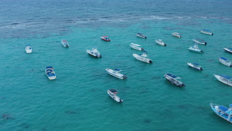 Festgemachte-Boote,-Die-Auf-Der-Wasseroberfläche-Schwanken.-Atemberaubende-Seelandschaft-Mit-Türkisfarbenem-Karibischen-Meer