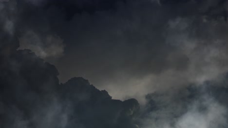 Ein-Gewitter-Auf-Einer-Dunkelgrauen-Wolke,-Dunkler-Himmel