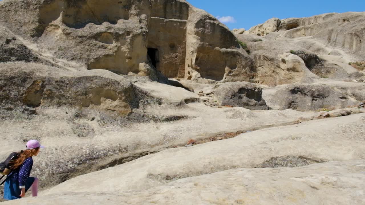 아이들은 산을 정복했습니다. 꼭대기에. 선택적인 초점. 자연.