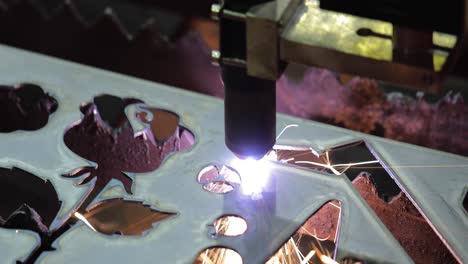 Corte-Por-Plasma-Cnc-De-Metal,-Tecnología-Industrial-Moderna.-El-Corte-Por-Plasma-Es-Un-Proceso-Que-Corta-Materiales-Eléctricamente-Conductores-Mediante-Un-Chorro-Acelerado-De-Plasma-Caliente.