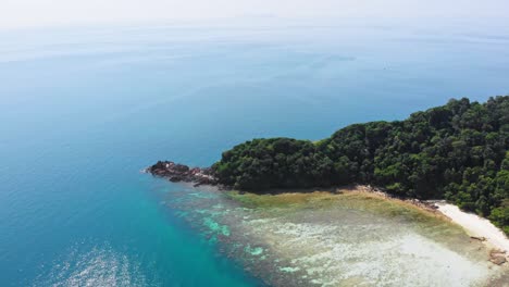 Toma-Aérea-De-La-Hermosa-Isla-Deshabitada-En-El-Mar-De-Andaman-En-Tailandia---Koh-Kradan