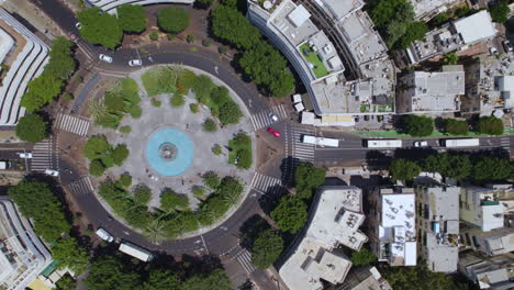 plaza dizengoff que se ha convertido en un lugar para el descanso, el almuerzo y las reuniones sociales los fines de semana - top drop down shot