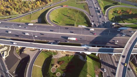 Vista-Aérea-De-Una-Intersección-De-Autopistas-Con-Senderos-De-Tráfico-En-Moscú.